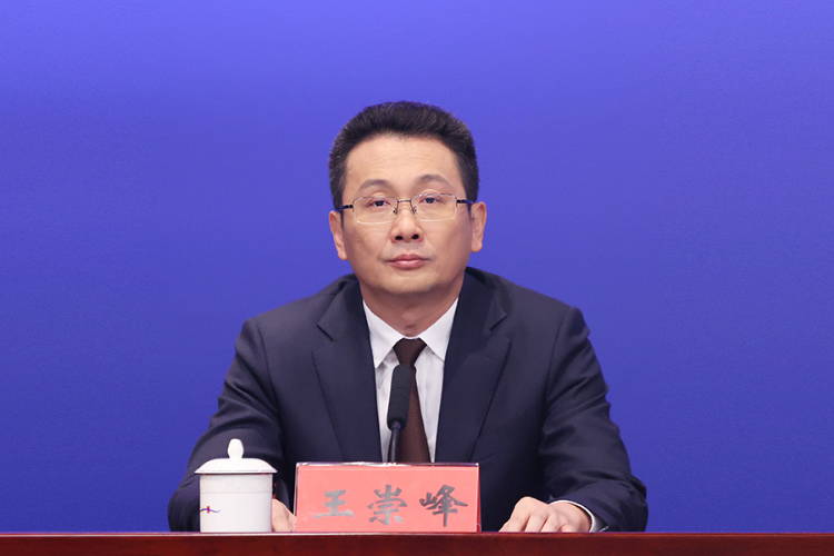 发布人：深圳市光明区人民政府副区长 王崇峰.jpg