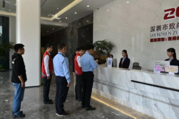 深圳“扫码入企”现场。图源:光明融媒